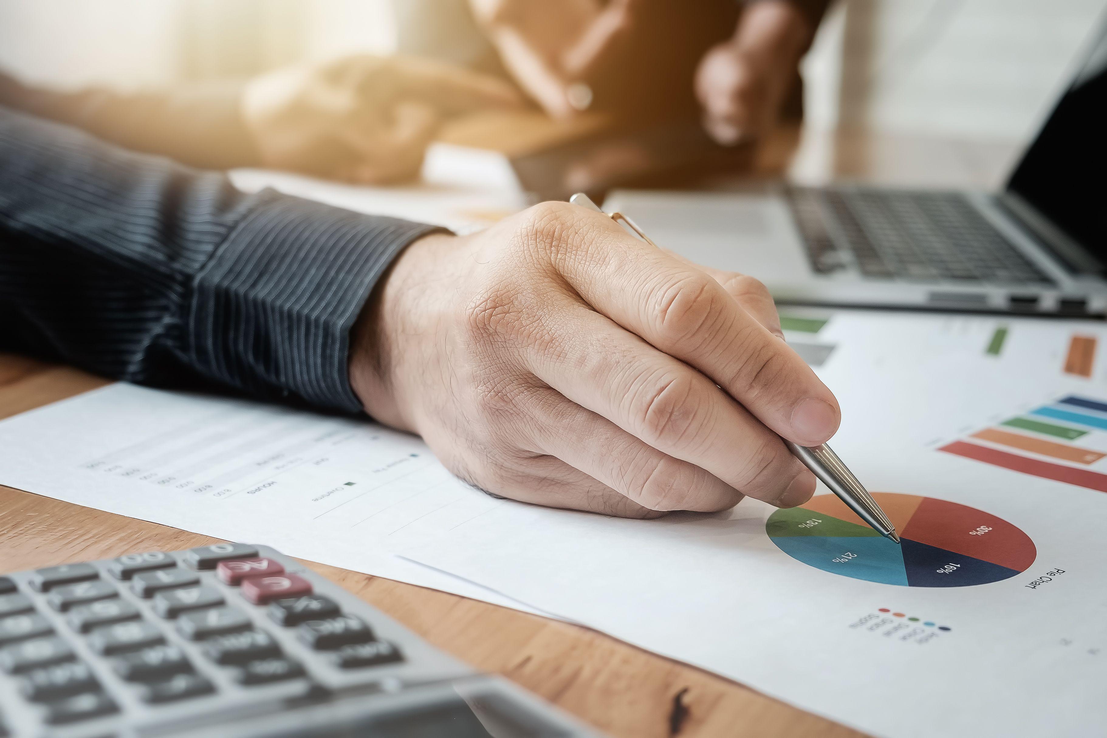 Imagen promocional de la Licenciatura en Economía y Finanzas de Utel